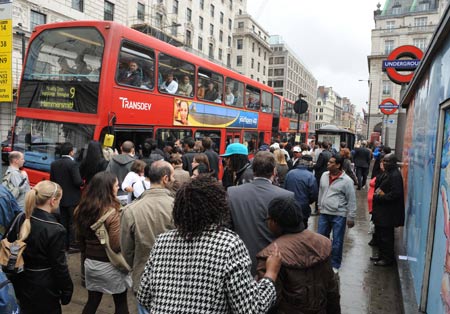 Commuters crowd for buses outside the Green Park tube station in London, June 10, 2009. Members of Britain's National Union of Rail, Maritime and Transport Workers (RMT) started a 48-hour strike at 7:00 p.m. local time (1800 GMT) on Tuesday after failed talks concerning disputes over pay, jobs and disciplinary issues, causing rush-hour chaos.[Xinhua]