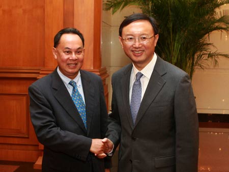 Chinese Foreign Minister Yang Jiechi (R) shakes hands with his Thai counterpart Kasit Piromya during their meeting in Beijing, capital of China, on June 10, 2009. 'We will work with Thailand to achieve win-win results and joint development,' Yang said in talks with his Thai counterpart Kasit Piromya. [Xinhua]