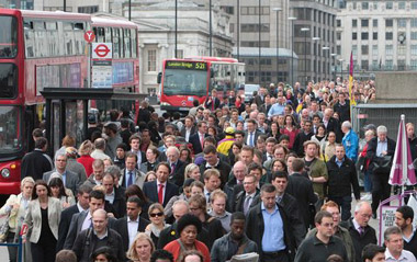 Commuters crowd for buses outside the Green Park tube station in London, June 10, 2009. Members of Britain's National Union of Rail, Maritime and Transport Workers (RMT) started a 48-hour strike at 7:00 p.m. local time (1800 GMT) on Tuesday after failed talks concerning disputes over pay, jobs and disciplinary issues, causing rush-hour chaos.[CFP]