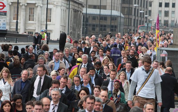  Hundreds of commuters are pictured trying to make their way home this evening over London Bridge.[CFP]