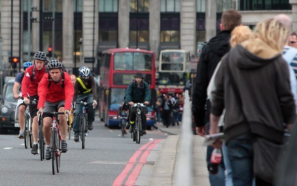 Hundreds of commuters are pictured trying to make their way home this evening over London Bridge.[CFP]