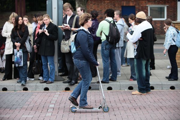 Commuters try to make their way to work during the start of a 48 hour tube strike in London this morning. [CFP]