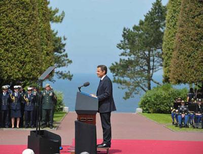 French President Nicolas Sarkozy stands on a small platform while speaking during the 65th anniversary of D-Day at the Normandy American Cemetery and Memorial in Colleville-sur-Mer, France June 6, 2009.[Photo:CCTV.com]