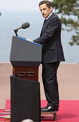 French President Nicolas Sarkozy stands on a small platform while speaking during the 65th anniversary of D-Day at the Normandy American Cemetery and Memorial in Colleville-sur-Mer, France June 6, 2009.[Photo:CCTV.com]