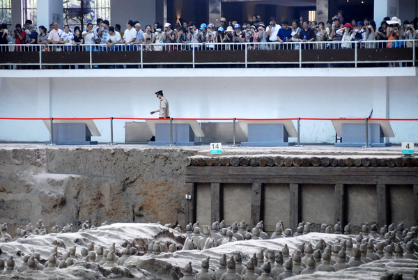 Tourists visit the No. 1 pit of China’s ancient terra-cotta warriors excavated from Qinshihuang mausoleum in Xi'an, northwest China's Shaanxi province, file photo. [CFP] 