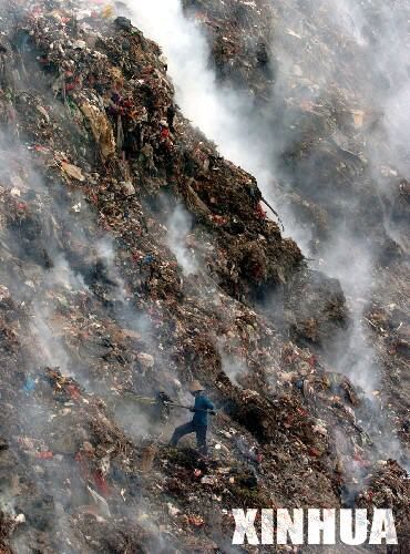 File photo: Garbage piled up like a mountain.