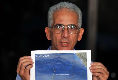 Brazil's Air Force Brig. Gen. Ramon Cardoso shows a graphic of the rescue area during a press conference in Recife, northeastern Brazil, Tuesday, June 9, 2009. 