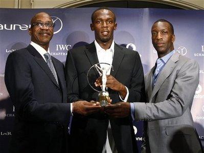 Past Olympic gold medallsts Edwin Moses, left, Usain Bolt, center, and Michael Johnson, right, pose for a photograph in Toronto after Bolt was awarded the 2009 Laureus World Sportsman of the Year Award on Wednesday, June 10, 2009.[CCTV/AP Photo]