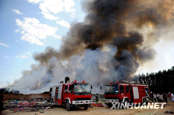 A flea market in Changping district in north Beijing catches fire at about 1:40 p.m. Friday. [Xinhua]