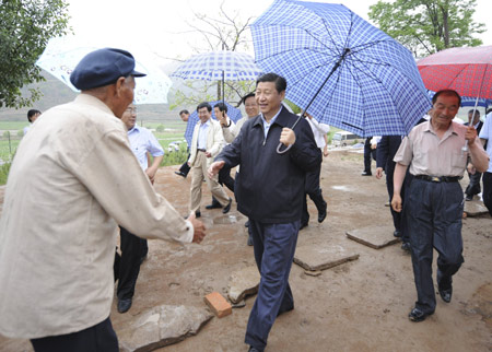 Chinese Vice President Xi Jinping (C) visits villager Han Huaiqing at Liyuanbao Village in Huachi County, Qingyang City of northwest China's Gansu Province, on June 7, 2009. Xi made an inspection tour in Gansu from June 7 to June 10. [Xinhua]