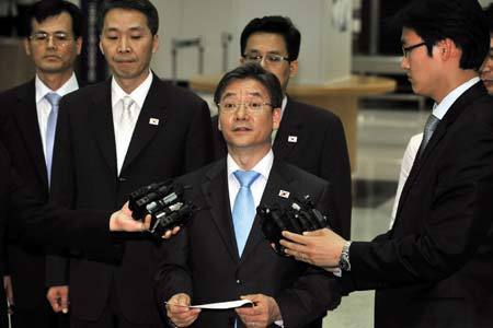 Chief representative of South Korea delegation Kim Young-tak (front) talks to press in Paju, South Korea, June 11, 2009, after bilateral talks in Kaesong Joint Industrial Complex. 