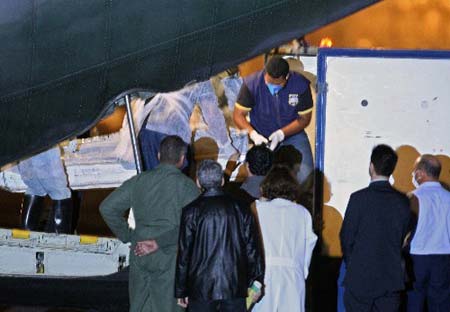 Members of the Brazilian legal police carry a body recovered from the ocean during search operations of the missing Air France flight 447 at Recife's airport, Brazil, Wednesday, June 10, 2009.[Xinhua/AF]