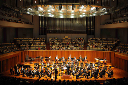 The United States National Symphony Orchestra performs during a concert at the National Center for the Performing Arts in Beijing, capital of China, on June 11, 2009. [Luo Xiaoguang/Xinhua]
