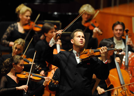 Renowned violinist Nikolaj Znaider and the United States National Symphony Orchestra perform during a concert at the National Center for the Performing Arts in Beijing, capital of China, on June 11, 2009. [Luo Xiaoguang/Xinhua]