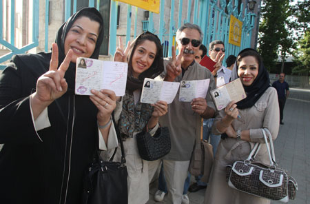 Some voters are waiting for votes outside the polling station during the Iranian presidential election in Tehran June 12, 2009.