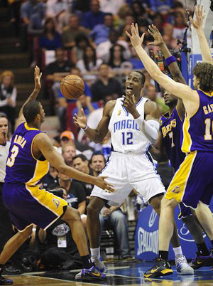 Orlando Magic center Dwight Howard makes a move against Los Angeles Lakers center Pau Gasol(R) in the first half during Game 4 of their NBA Finals basketball game in Orlando, Florida, June 11, 2009. Lakers beat Magic 99-91.(Xinhua Photo) 