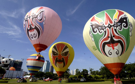Fire balloons rise during the Third Haikou Fire Balloon Festival in Haikou, capital of south China&apos;s Hainan Province, June 12, 2009. A total of 25 teams took part in the event. (Xinhua/Zhao Yingquan)