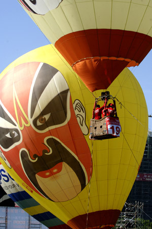 Fire balloons rise during the Third Haikou Fire Balloon Festival in Haikou, capital of south China's Hainan Province, June 12, 2009. A total of 25 teams took part in the event. (Xinhua/Zhao Yingquan)