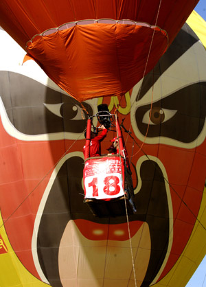 Fire balloon players prepare for the performance during the Third Haikou Fire Balloon Festival in Haikou, capital of south China's Hainan Province, June 12, 2009. A total of 25 teams took part in the event. (Xinhua/Zhao Yingquan)