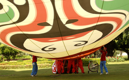 Fire balloon players prepare for the performance during the Third Haikou Fire Balloon Festival in Haikou, capital of south China's Hainan Province, June 12, 2009. A total of 25 teams took part in the event. (Xinhua/Zhao Yingquan) 