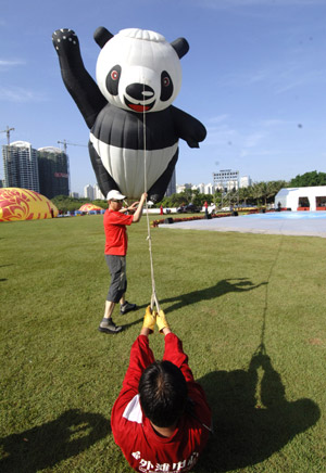 Fire balloon players prepare for the performance during the Third Haikou Fire Balloon Festival in Haikou, capital of south China's Hainan Province, June 12, 2009. A total of 25 teams took part in the event. (Xinhua/Zhao Yingquan)