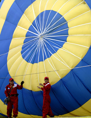 Fire balloon players prepare for the performance during the Third Haikou Fire Balloon Festival in Haikou, capital of south China's Hainan Province, June 12, 2009. A total of 25 teams took part in the event. (Xinhua/Zhao Yingquan) 