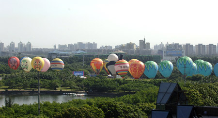 Fire balloons rise during the Third Haikou Fire Balloon Festival in Haikou, capital of south China's Hainan Province, June 12, 2009. A total of 25 teams took part in the event. (Xinhua/Zhao Yingquan)