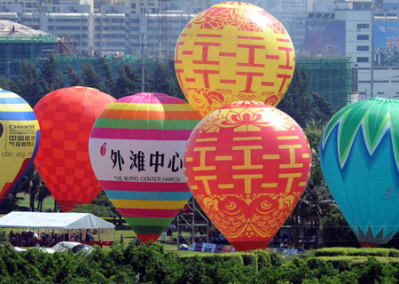 Fire balloons rise during the Third Haikou Fire Balloon Festival in Haikou, capital of south China's Hainan Province, June 12, 2009. A total of 25 teams took part in the event. (Xinhua/Jiang Enyu)