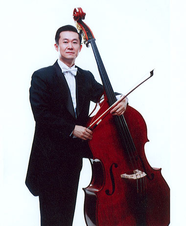 Veteran double bass player Lu Yuanxiong