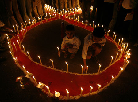 Participants light candles during an HIV/AIDS candlelight vigil in New Delhi May 20, 2007.