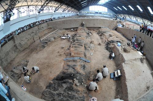 Archaeologists work at the excavation site of No.1 pit of the Terra-cotta Warriors and Horses of Emperor Qin Shihuang, in Xi'an, capital of northwest China's Shaanxi Province, Saturday June 13, 2009. [Xinhua] 