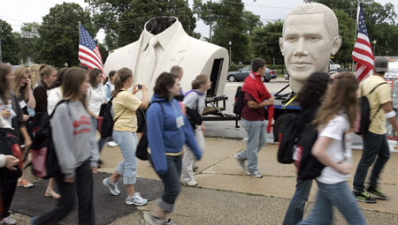 People walking through the Grant Park area of Chicago look at a 20-foot-tall bust of U.S. President Barack Obama on display in downtown Chicago, Illinois June 13, 2009. [Xinhua/Reuters] 