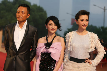 Chinese actors Zhang Hanyu (L), Zhou Xun (C) and Li Bingbing attend the opening ceremony of the 12th Shanghai International Film Festival in Shanghai, east China, June 13, 2009. Over 300 actors from home and abroad arrived for the Shanghai International Film Festival on Saturday.[Zhu Liangchengn/Xinhua]