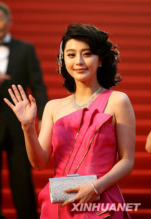  Chinese actress Fan Bingbing arrives for the opening ceremony of the 12th Shanghai International Film Festival in east China's Shanghai, June 13, 2009. [Liu Ying/Xinhua]