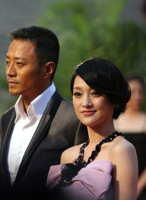 Chinese actress Zhou Xun (R) and actor Zhang Hanyu arrive for the opening ceremony of the 12th Shanghai International Film Festival in east China's Shanghai, June 13, 2009. [Liu Ying/Xinhua] 