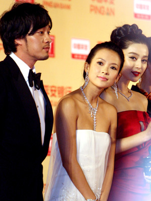 Chinese actresses Zhang Ziyi (C) and Fan Bingbing (R) and South Korean actor So Ji Sub arrive for the opening ceremony of the 12th Shanghai International Film Festival in east China's Shanghai, June 13, 2009. [Liu Ying/Xinhua] 