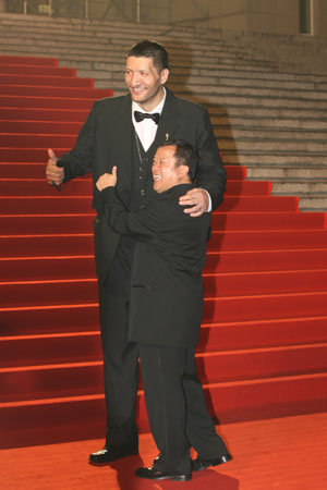 Basketball star Mengk Bateer (L) and actor Eric Tsang attend the opening ceremony of the 12th Shanghai International Film Festival in Shanghai, east China, June 13, 2009. [Zhu Liangchengn/Xinhua]