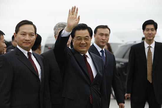 Chinese President Hu Jintao (2nd L) arrives in Jekaterinburg, Russia, on June 14, 2009, for a summit of the Shanghai Cooperation Organization (SCO) and a meeting of BRIC countries, namely Brazil, Russia, India and China. [Xinhua]