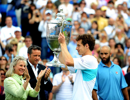 Andy Murray of Britain reacts during the awarding ceremony of the Queen's Club tennis tournament in London, June 14,2009. Murray claimed the title after beating James Blake of the United States 7-5, 6-4 in the final.[Xinhua]