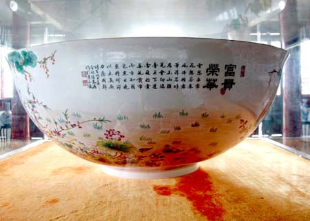 Photo taken on June 13, 2009 shows a huge eggshell porcelain bowl displayed in Jiujiang, east China's Jiangxi Province. The huge bowl, with a diameter of 126 centimeters, has been finished in Jingdezhen last year. [Xinhua]