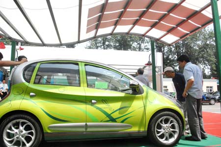 Visitors view the environment-friendly car at the China International Energy Saving and Environmental Protection Exhibition 2009 in Beijing, capital of China, June 14, 2009. The exhibition kicked off on Sunday and attracted over 250 enterprises from home and abroad.[Xinhua]