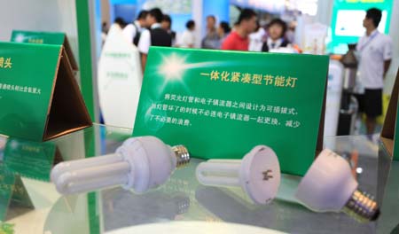 Photo taken on June 14, 2009 shows a kind of removable light at the China International Energy Saving and Environmental Protection Exhibition 2009 in Beijing, capital of China. The exhibition kicked off on Sunday and attracted over 250 enterprises from home and abroad. [Xinhua]