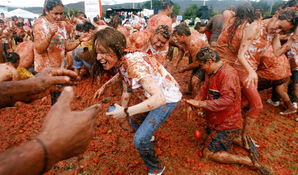 Revellers play with tomato pulp during the annual 'Tomatina' (tomato fight) in Sutamarchan Province Boyaca June 14, 2009. [Xinhua/Reuters] 