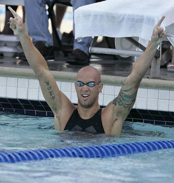 UCanadian swimmer Brent Hayden celebrates after defeating U.S. swimmer Michael Phelps in the men's 100 meter freestyle event during the Santa Clara International Grand Prix swim meet in Santa Clara, California June 14, 2009. [Xinhua/Reuters] 