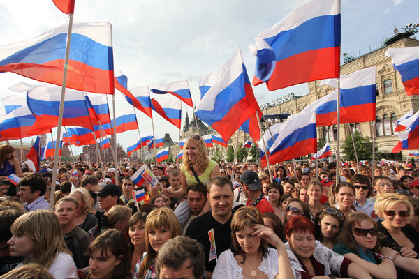 People attend a concert to mark state holiday - Day of Russia, in Red Square, Moscow, Russia, June 14, 2009. [CFP]