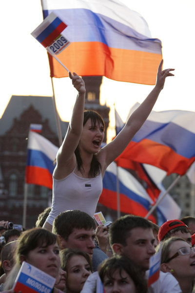 People attend a concert to mark state holiday - Day of Russia, in Red Square, Moscow, Russia, June 14, 2009. [CFP]