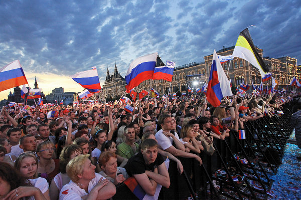 People attend a concert to mark state holiday - Day of Russia, in Red Square, Moscow, Russia, June 14, 2009. [CFP]