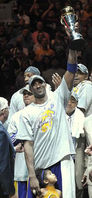 Los Angeles Lakers Kobe Bryant holds up the Bill Russell MVP Award (R) and the Larry O'Brien Trophy as he signals his four career championship victories after they defeated the Orlando Magic to win the NBA basketball championship in Orlando, Florida, June 14, 2009.[Xinhua]