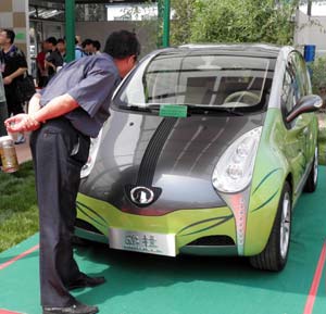  A visitor views the environment-friendly car at the China International Energy Saving and Environmental Protection Exhibition 2009 in Beijing, capital of China, June 14, 2009. The exhibition kicked off on Sunday and attracted over 250 enterprises from home and abroad. [Xinhua]