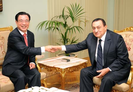 Egyptian President Hosni Mubarak (R), also chairman of Egypt's ruling National Democratic Party, meets with He Guoqiang, member of the Standing Committee of the Political Bureau of the Communist Party of China (CPC) Central Committee and secretary of the CPC's Central Commission for Discipline Inspection, in Cairo, Egypt, on June 14, 2009. (Xinhua/Liu Jiansheng)